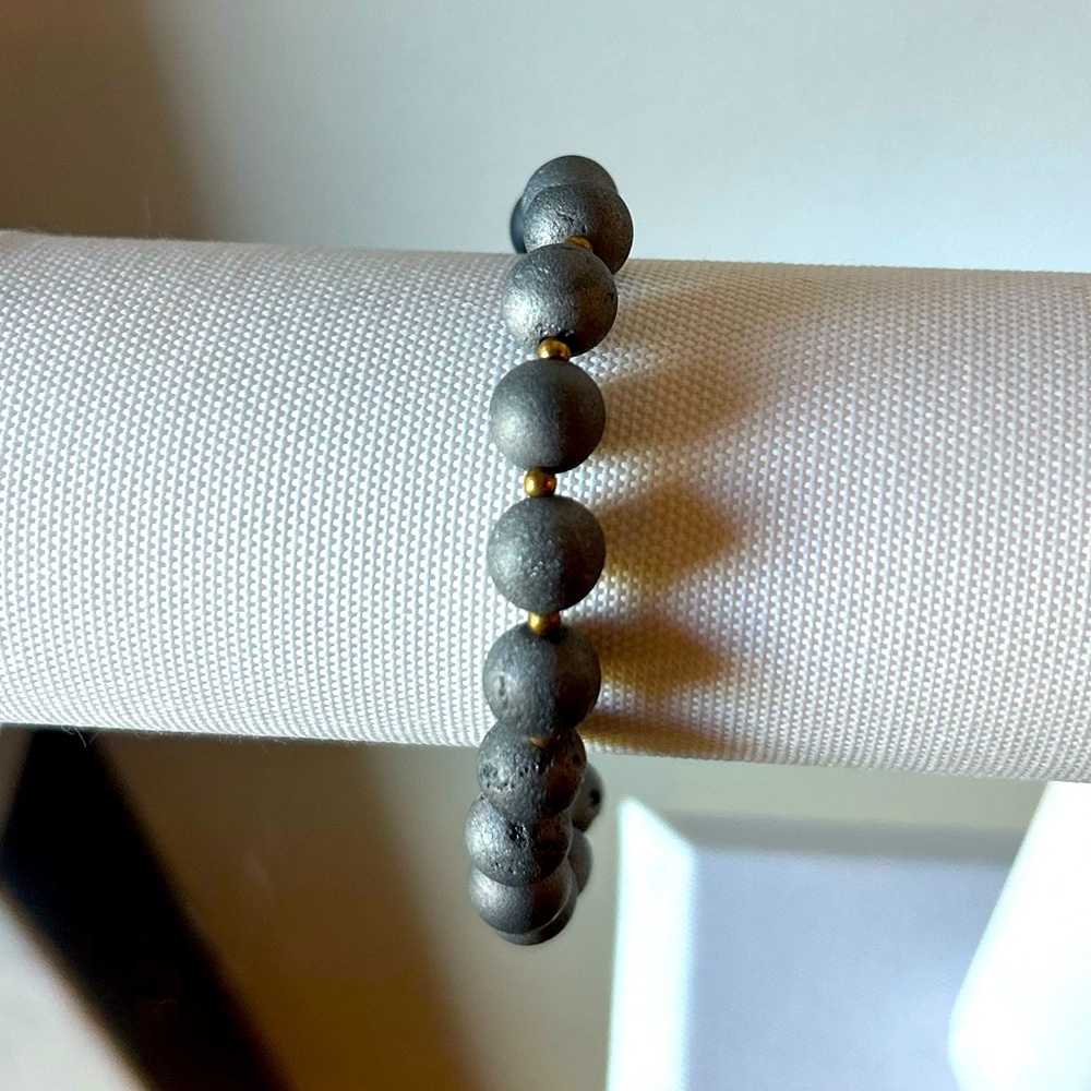 Grey Textured Beaded Stretchy Bracelet
🌫️✨ Shimmery Finish | Stretchy Fit